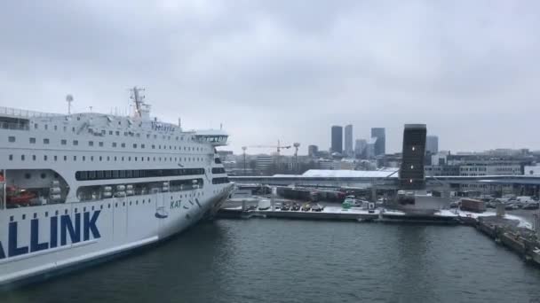 Tallin, Estonia, Un gran barco en un cuerpo de agua — Vídeo de stock