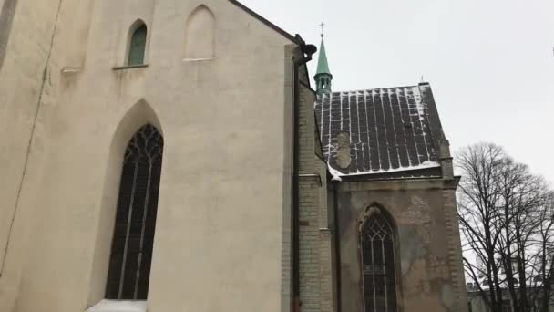 Tallinn, Estonya, bir binanın yan tarafında saati olan büyük bir kule. — Stok video