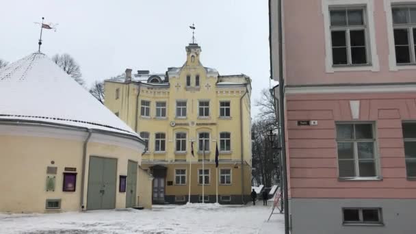 Ταλίν, Εσθονία, Ένα σπίτι μπροστά από ένα κτίριο — Αρχείο Βίντεο