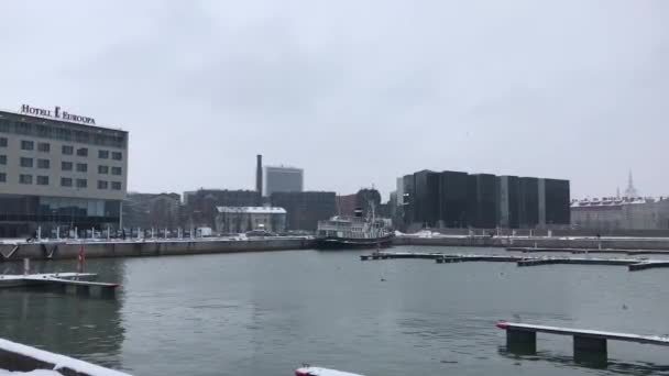 Tallinn, Estland, Eine Brücke über ein Gewässer — Stockvideo