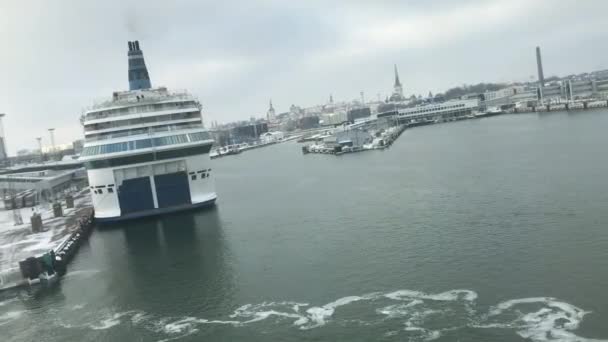 Tallinn, Estonsko, velká loď ve vodní hladině — Stock video