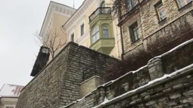 Tallinn, Estonya, büyük tuğla bir bina.