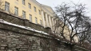 Tallinn, Estonya, büyük tuğla bir bina.