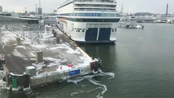 Tallinn, Estland, Ett stort fartyg i en vattenförekomst — Stockvideo