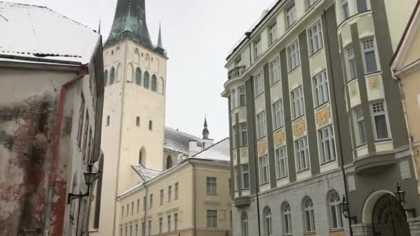 Tallinn, Estonya, bir binanın önündeki saat kulesi. — Stok video