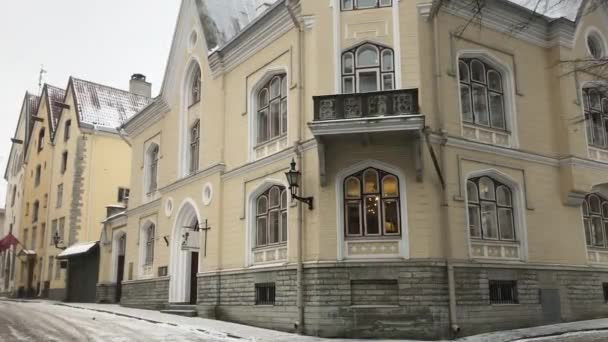 Tallinn, Estland, Een groot stenen gebouw — Stockvideo