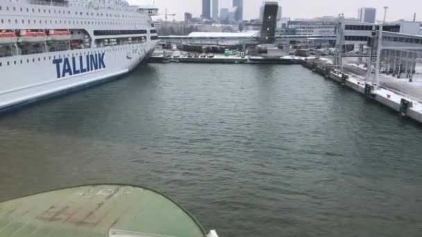 Tallinn, Estonie, Un grand navire dans l'eau — Video