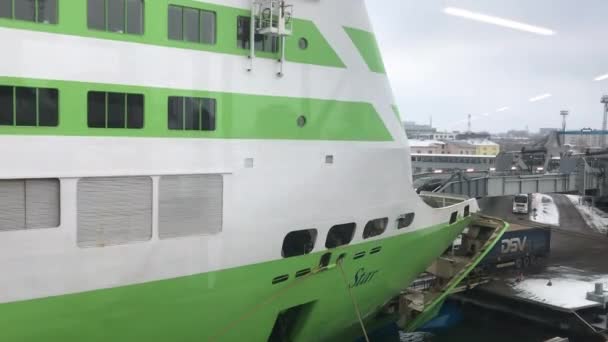 Tallinn, Estonia, A plane sitting on top of a green building — Stock Video