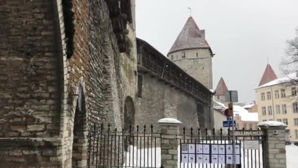 Tallinn, Estonsko, stará kamenná budova — Stock video