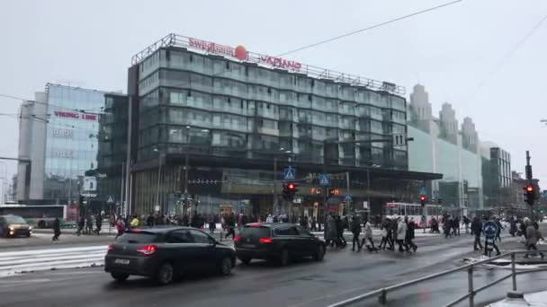 Tallinn, Estland, Een auto die door een drukke straat rijdt — Stockvideo