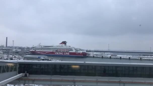 Tallinn, Estonie, Un train traversant un pont — Video