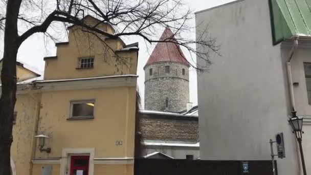 Tallinn, Estland, Een bord aan de zijkant van een gebouw — Stockvideo