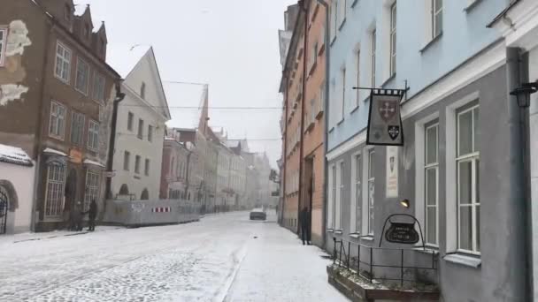 Tallinn, Észtország, Egy keskeny városi utca régi épületekkel a háttérben — Stock videók