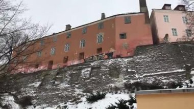 Tallinn, Estonya, büyük tuğla bir bina.