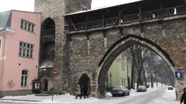 Tallinn, Estonia, Una casa coperta di neve di fronte a un edificio in mattoni — Video Stock