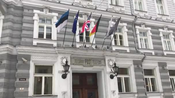 Tallinn, Estonya, bir grup insan bir binanın önünde. — Stok video