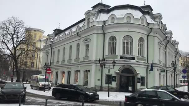 Tallinn, Estonsko, auto zaparkované na straně budovy — Stock video