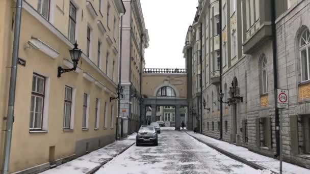 Tallin, Estonia, Wąska uliczka miejska z samochodami zaparkowanymi po stronie budynku — Wideo stockowe