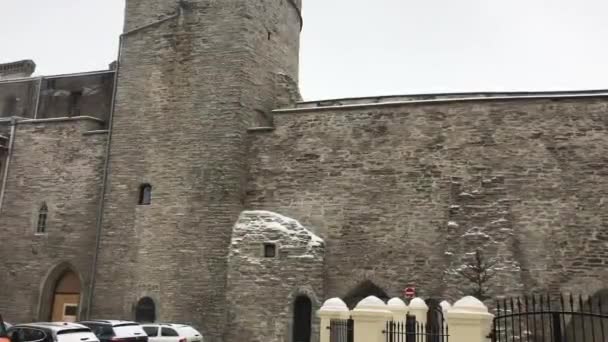 Tallinn, Estland, Een oud stenen gebouw — Stockvideo