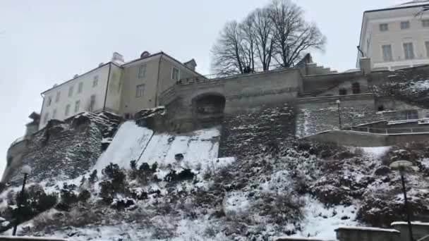 Tallinn, Estonya, Karla kaplı bir ev — Stok video