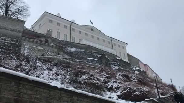 Tallinn, Estland, Een huis bedekt met sneeuw — Stockvideo