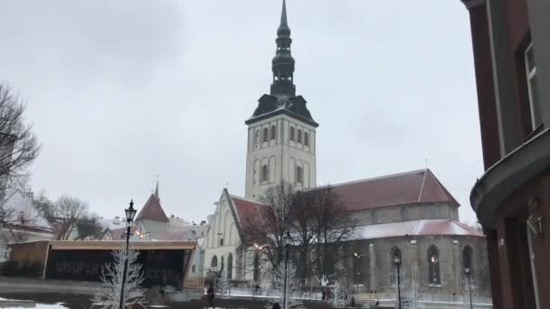 Tallin, Estonia, Una torre de reloj frente a la Iglesia de San Nicolás, Tallin — Vídeos de Stock