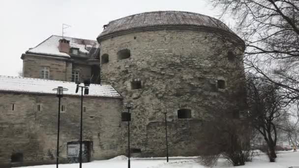 Tallinn, Estónia, Uma casa que tem um sinal no lado de um edifício — Vídeo de Stock