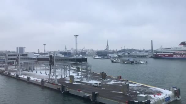 Таллин, Эстония, Лодка причаливает к водоему — стоковое видео
