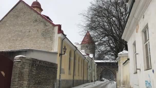 Таллинн, Эстония, Старое кирпичное здание — стоковое видео