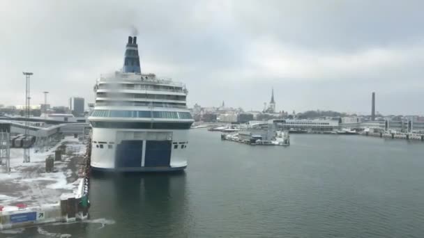 爱沙尼亚塔林，一艘在水里的大船 — 图库视频影像