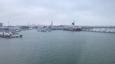 Tallinn, Estonya, bir su kütlesindeki büyük bir gemi.