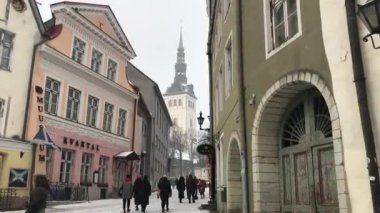 Tallinn, Estonya, 18 Şubat 2017: Bir grup insan bir binanın önünde yürüyor