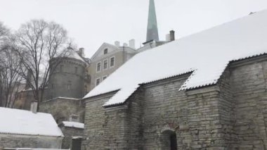 Tallinn, Estonya, büyük tuğla bir bina.