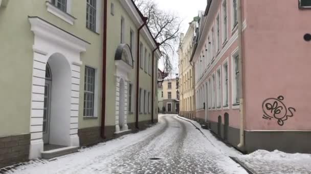 Tallin, Estonia, Budynek z graffiti po stronie pokrytej śniegiem ulicy — Wideo stockowe