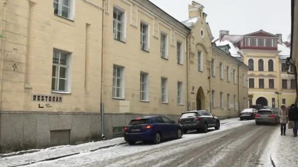 Tallin, Estonia, Un coche aparcado en el lado de un edificio — Vídeo de stock