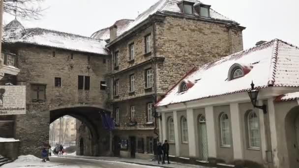 Tallinn, Estonia, Un treno è parcheggiato sul lato di un edificio — Video Stock