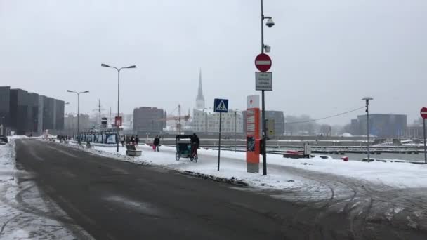 에스토니아 탈린, 눈덮인 도로의 광경 — 비디오
