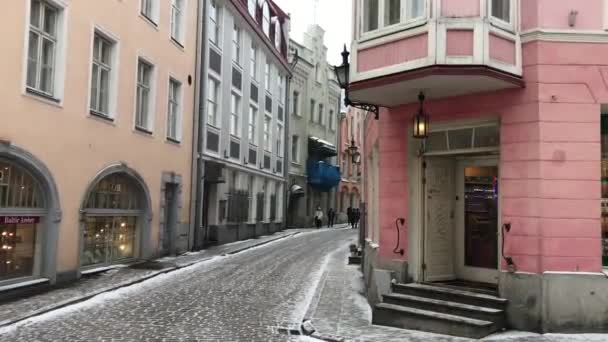 Tallinn, Estonia, Un primo piano di una strada di fronte a un edificio in mattoni — Video Stock