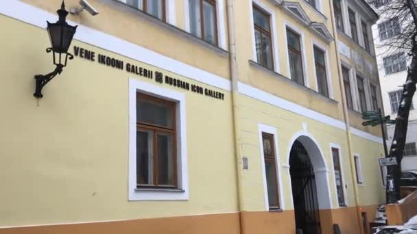 Tallinn, Estónia, Um sinal no lado de um edifício — Vídeo de Stock