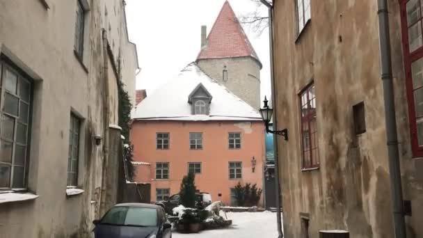 Tallin, Estonia, Wąska uliczka miejska z budynkami po stronie budynku — Wideo stockowe