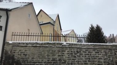 Tallinn, Estonya, Binanın yan tarafında bir saat