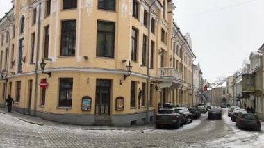 Tallinn, Estonya, işlek bir caddeye yakın çekim