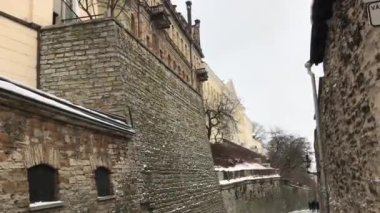 Tallinn, Estonya, bir binanın yanında saati olan büyük tuğla bir kule.