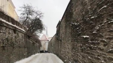 Tallinn, Estonya tuğla bir binanın önünde karla kaplı bir ev.