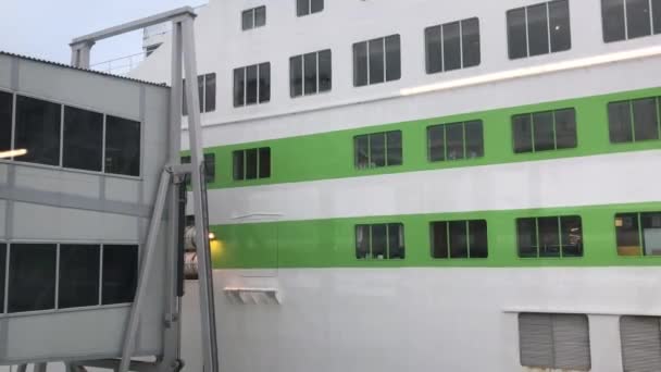 Tallinn, Estland, Een bus geparkeerd voor een gebouw — Stockvideo