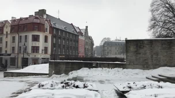 Tallinn, Estonsko, Dům pokrytý sněhem — Stock video