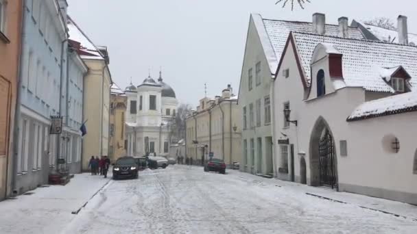 Tallinn, Észtország, Az utca szélén hóval borított épület — Stock videók