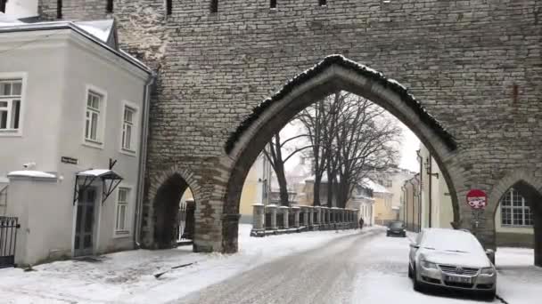 Tallinn, Estonia, Una macchina parcheggiata di fronte a un edificio in mattoni — Video Stock