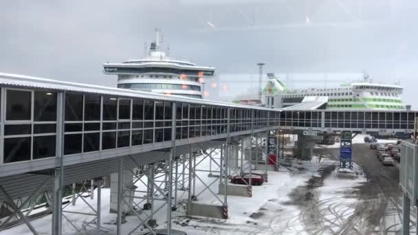 Tallinn, Észtország, Egy hajó ül egy épület tetején — Stock videók