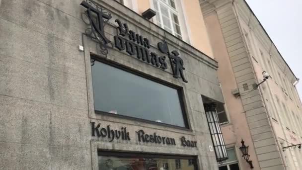 에스토니아 탈린, 건물 옆에 있는 시계 — 비디오